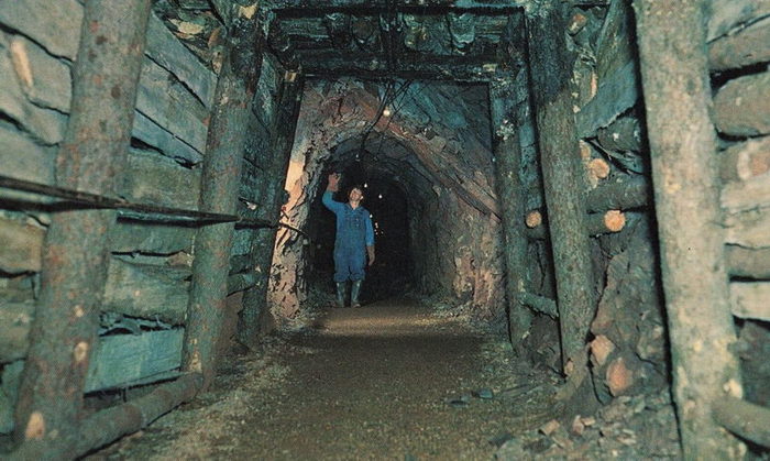 Iron Mountain Iron Mine - Vintage Postcard (newer photo)
